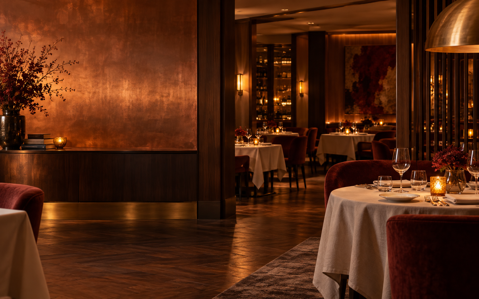 Wieczorne wnętrze restauracji Salonowy Stół
